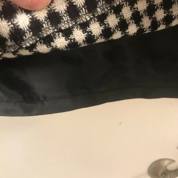 Tahari EUC black and wool houndstooth skirt - Picture 6 of 6